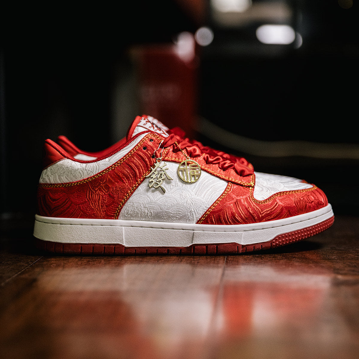 Sceau Rouge — Sneakers d’Art — vue 2 | Artelure